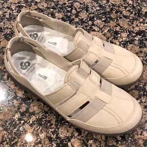 Clark’s Cloudsteppers size 11 women’s beige